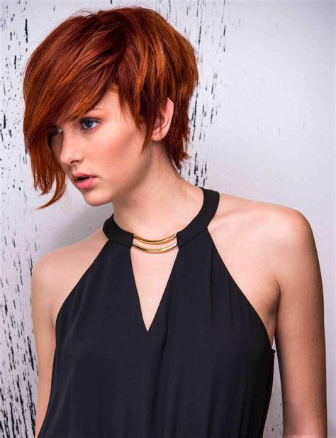Ou tout simplement vous voulez de dire adieux à votre longue crinière qui prends tout votre temps pour l'entretenir ? coupe courte avec frange asymétrique