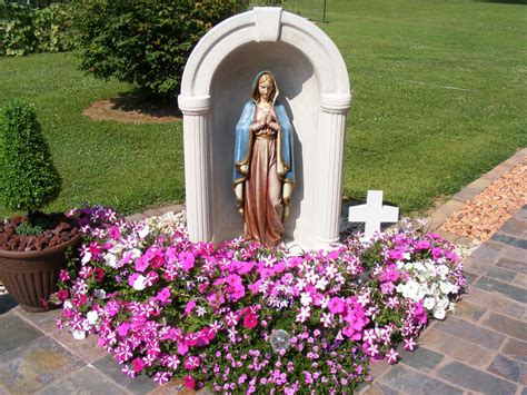 Design Toscano Blessed Virgin Mary Illuminated Garden Grotto Sculpture