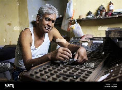 Mann Typ Von Hand Auslegen Kolkata Westbengalen Indien