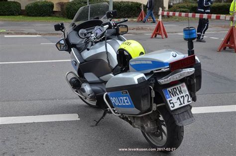 Die anwohner werden aufgefordert, fenster und türen geschlossen zu halten. Leverkusen, Bild: Polizei-Motorrad