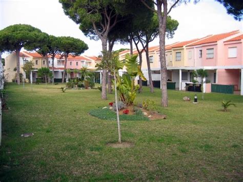 Tiene una amplia terraza y jardin. Alquiler de apartamentos en Chiclana, Cádiz - Alquiler de apartamentos