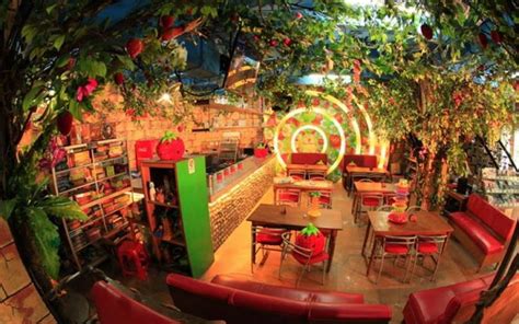 10 Cafe Instagramable di Jakarta Barat, Bernuansa Hutan Strawberry