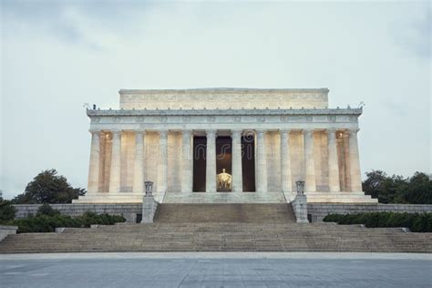 Lincoln Memorial At Dawn On Overcast Day During Spring Stock Image