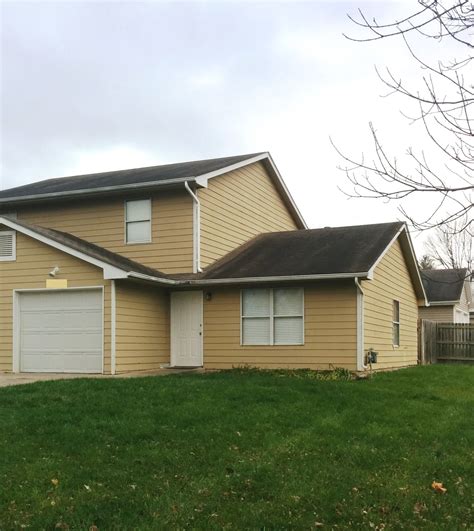 Corner duplex with fenced back yard. | Backyard, Outdoor decor, Yard