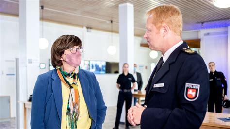 Spd Chefin Saskia Esken Relativiert Rassismus Vorwurf An Die Polizei Nach Kritik Der Spiegel