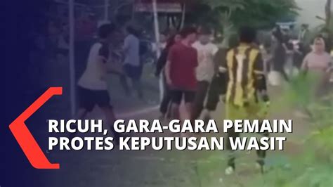 Tak Puas Dengan Keputusan Wasit Pertandingan Sepak Bola Antar Kampung