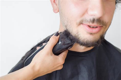See more ideas about haircuts for men, black men hairstyles, hair cuts. El Hairstyling De Los Hombres Y El Haircutting En Un Salón ...