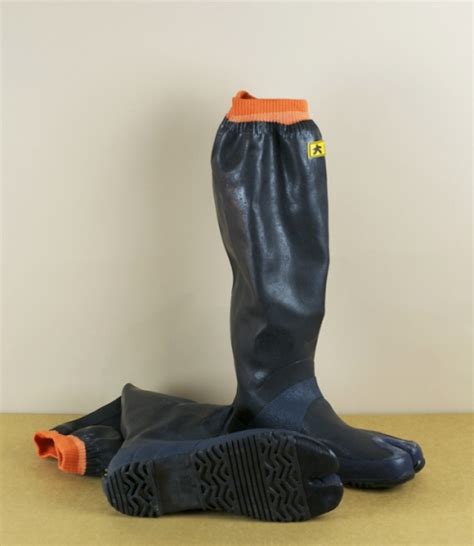 Ninja tabi boots, japanese spiked tabi shoes. Rubber jika-tabi gardening boots