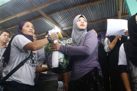 Real Life Superhero Angel Locsin Helps Marawi Evacuees Abs Cbn News