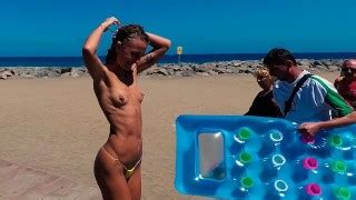 Travel Nude Dziewczyna Z Ma Ymi Cyckami Topless Pod Prysznicem Na