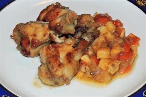Si quieres disfrutar de un rico pollo de corral con todo el encanto de lo tradicional, pero sin estar horas pendiente al guiso y manchando lo mínimo., no te pierdas esta sencilla receta. Pollo guisado - Receta de cocina