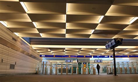 Reizigers moeten wennen aan toegangspoortjes bij station zwolle. Dit vinden Nederlanders van station Zwolle - indebuurt Zwolle