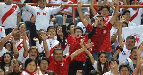 El Hincha Peruano Recibió Merecido Reconocimiento Ovación