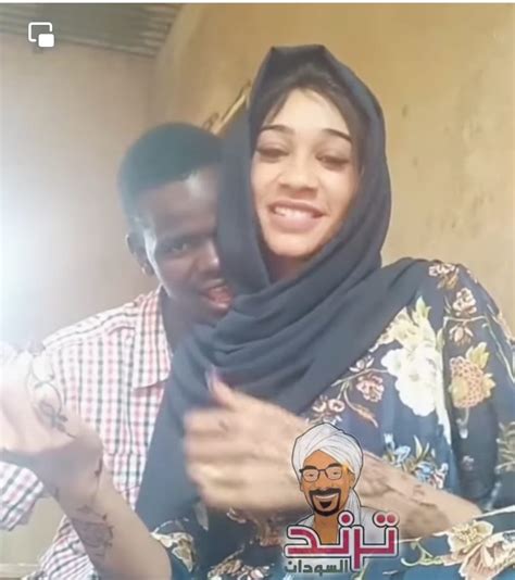 شاهد بالصورة والفيديو لحظات رومانسية وأحضان بين رجل سوداني وزوجته على أنغام بتمناها وساخرون