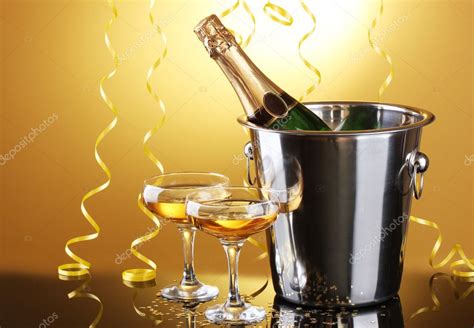 Bouteille De Champagne Dans Un Seau Avec Glace Et Verres De Champagne