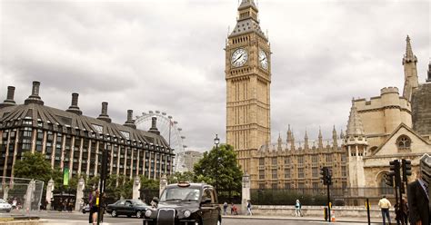 Officially big ben does not refer to the clock tower but instead to the huge thirteen ton great bell big ben is situated on the banks of the river thames on the north side of the houses of parliament. Big Ben in Londen bezoeken? Nu tickets boeken ...