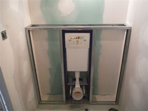 Si vous hésitez entre la pose classique mais facilitée et économique d'un wc à poser et celle davantage technique mais plus esthétique et hygiénique d'un wc suspendu, vous devez considérer avant de vous décider que l'installation d'un wc suspendu requiert de :. Faire le coffrage en placo d'un wc suspendu! | Habillage ...