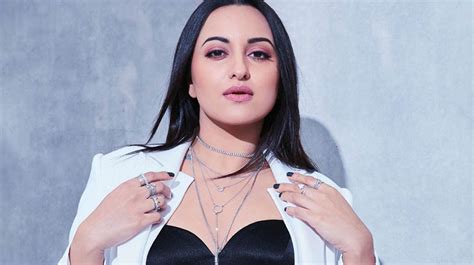 Sonakshi Posts Sunday Selfie As She Doesnt Know What Day It Is The Samikhsya