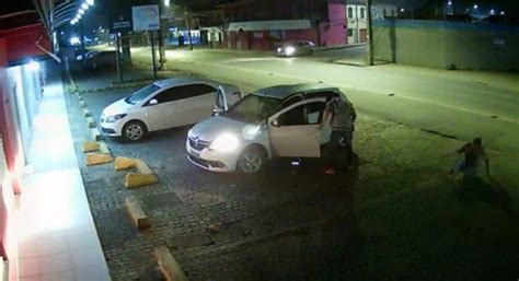 V Deo C Mera Flagra Dois Homens Roubando Carro No Bairro Iriri Em Joinville
