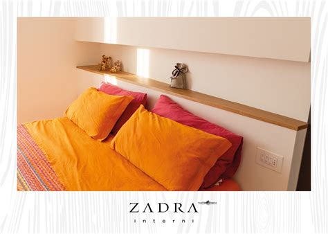 Sto leggendo come scritto dalla prima lettera all' ultima che posso vedere senza sforzare. Testiera letto a muro con ripiano in legno nel 2020 ...