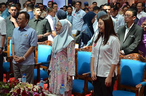 Sebuah himpunan bakal diadakan bermula jam 5.30. Dato' Seri Dr Wan Azizah Made her First Visit to Johor ...