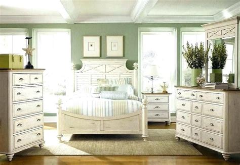 As well as working for those who prefer the rustic, farmhouse look, white distressed bedroom furniture can also complement the. Distressed White Bedroom Set | Distressed white bedroom ...