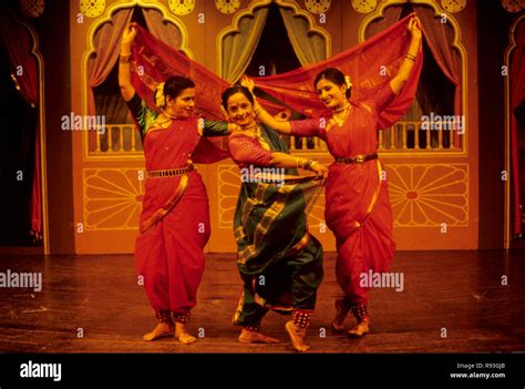 Lavani Folk Dance Lavni Dancers Indian Folk Dancing Women Dancing