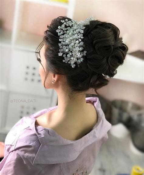 Traditional south indian bride's bridal reception hairstyle. Wedding hairstyle ideas for mehndi, sangeet, wedding & reception! | Bridal Look | Wedding Blog
