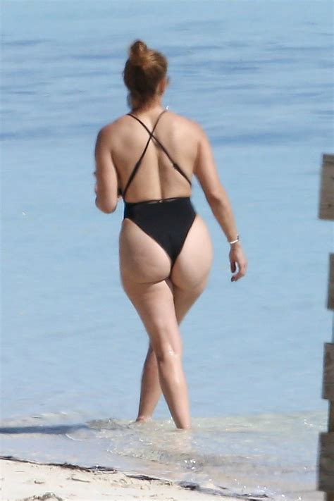 Jennifer Lopez Showed Off Her Juicy Ass On The Ocean Photos The
