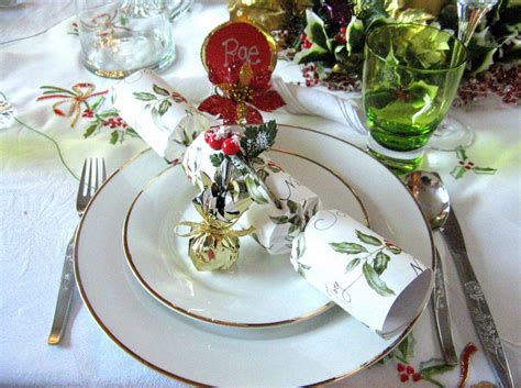 christmas lunch table setting | Christmas lunch, Lunch table settings