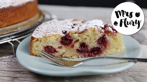 Ein paar frische früchte, nüsse oder. Saftiger und schneller Kirsch-Schmand Kuchen ...
