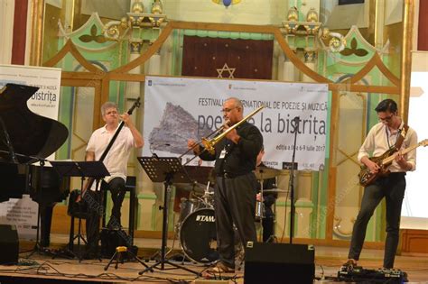 Elena gatcin a venit tocmai din republica moldova pentru a încânta sufletele constănțenilor, cu vocea sa, în care pandora a ascuns doar speranța. "Poezia e la Bistrita": A doua zi a festivalului (FOTO)