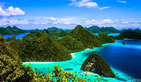 Kepulauan raja ampat (papua barat) sumber gambar: Keindahan Alam Raja Ampat Papua | Gambar Keajaiban Alam Semesta