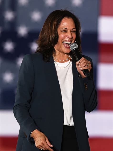 Kamala Harris Is Chic In Converse Skinny Jeans And A Blazer In Florida