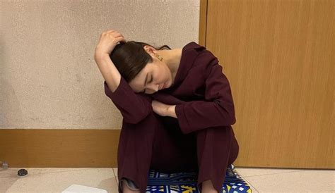 Iu 5th album <lilac> photo book & poster 예약 판매 앨범 미공개 사진 및 메이킹으로 구성된 photo book과 poster를 edam 공식 온라인 쇼핑몰에서 만나보세요 예약 구매일 : '쇼타임' 마마무 솔라, 발가락 부상에도 제작발표회 참석