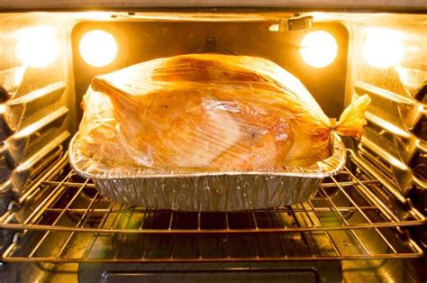Maintain the temperature of the oil at 350 degrees f (175 degrees c), and cook turkey for 3 1/2 minutes per pound, about 35 minutes. How to Cook a 20-Pound Turkey in a Bag | LIVESTRONG.COM