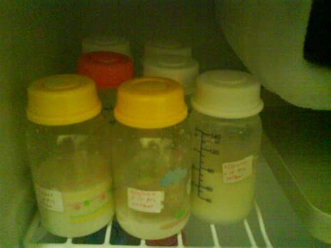 Lebihan susu akan meninggalkan kesan pada botol susu yang agak sukar untuk dibersihkan dengan hanya menggunakan air. dGreatmums