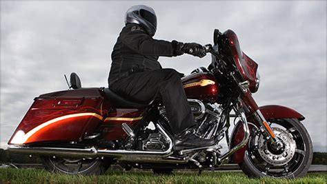 2010 harley davidson street glide cvo flhx. Harley-Davidson CVO Street Glide 2010 : essai
