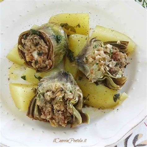 In questa preparazione i carciofi vengono farciti con ingredienti tipici dell'isola come l'uvetta, i pinoli e. Carciofi ripieni alla siciliana | Ricetta | Ricette ...