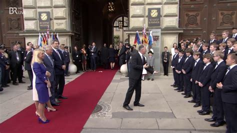 Herzogin camilla und prinz charles reisten im märz nach griechenland, um ihren pflichten als royals nachzugehen. Der Windsbacher Knabenchor singt für Prinz Charles und ...