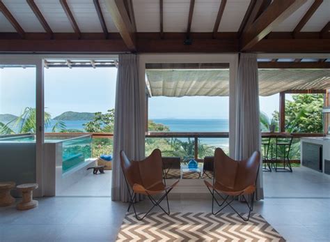 Los servicios de lavandería y de información turística son algunos de los que le ofrecerán en recepción. Casa de praia tem piscina de vidro na varanda com vista para o mar - Casa e Jardim | Decoração