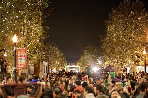 This is a certified farmers market bringing the freshest and best tasting goods to santa clarita from around our state. LIGHT UP MAIN STREET - Old Town Newhall