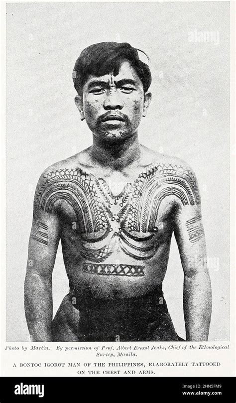 un hombre bontoc igorot de las filipinas elaboradamente tattooed en el pecho y los brazos de las