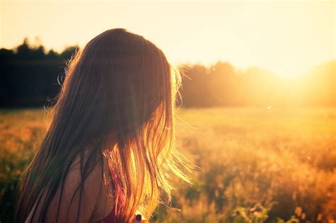 무료 이미지 자연 사람 소녀 태양 여자 머리 해돋이 일몰 들 목초지 햇빛 아침 꽃 새벽 황혼 저녁