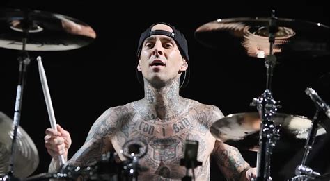 Travis barker has added to his huge collection of tattoos with a tribute to one of his favorite movies, true romance. Travis Barker - DRUMMERWORLD