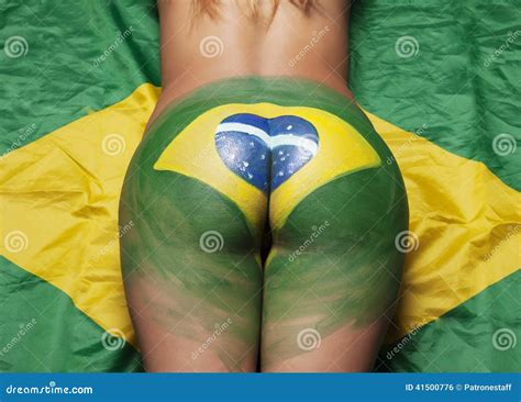 De Braziliaanse Verdediger Schilderde Met De Kleuren Van Brazilië Stock Foto Beeld