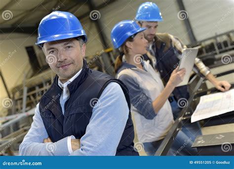 Supervisor En Una Fábrica Industrial Con Los Empleados Imagen De