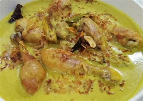 Terispirasi selera makassar, ayam di ungkep dalam bumbu royco dan kecap manis, lalu diselesaikan dengan. Resep Opor Ayam Bumbu Kuning oleh Ingrid Soebagio - Cookpad