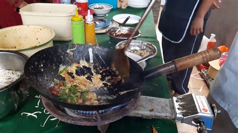 The portion is good for 2 medium eaters. Deen Kuey Teow Goreng - YouTube