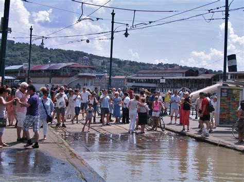 Rendkívüli összefogás az árvíz ellen! Belváros, Budapest: Árvíz Budapesten 2013: Tetőzött a Duna ...